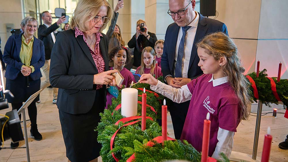 Im Bundestag leuchtet jedes Jahr ein Wichernkranz. Bundestagsvizepräsidentin Andrea Lindholz (CSU) und Diakonie-Präsident Rüdiger Schuch helfen beim Entzünden der Kerzen
