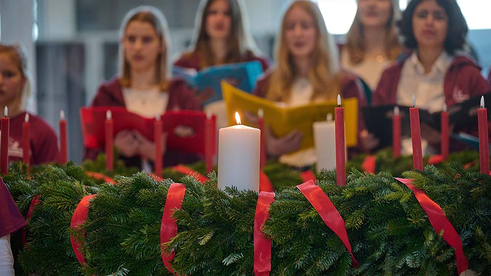 Am Wichernkranz des Bundestags leuchten zum ersten Mal LED-Kerzen