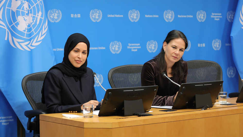 Alya Ahmed Saif Al-Thani (li), Ständige Vertreterin des Staates Katar bei der UN, informiert Journalisten über den bevorstehenden Zweiten Weltgipfel für soziale Entwicklung