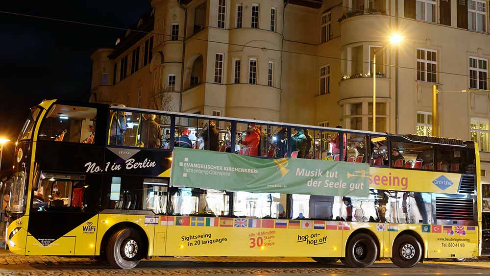 Unterwegs im Advent: Die Blechbläser kommen! Unter dem Motto „Musik tut der Seele gut“ schickt der Kirchenkreis Berlin-Südost Trompeten, Posaunen, Tuba und Hörner los, auf einem geliehenen Cabrio-Bus der DB-Regio