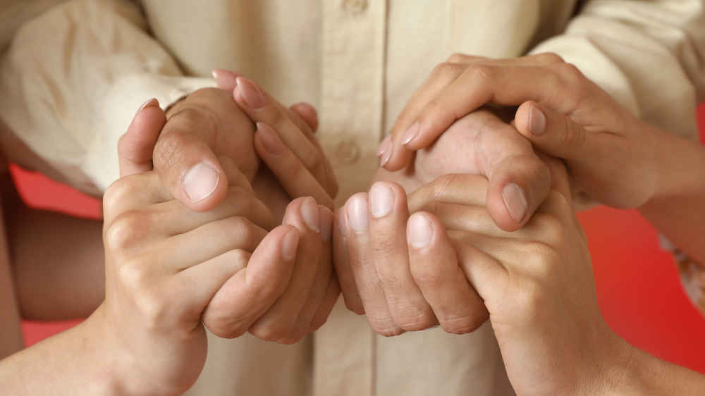 Eine polyamore Segnung in der Kirche sorgt für politische Debatte (Symbolbild)