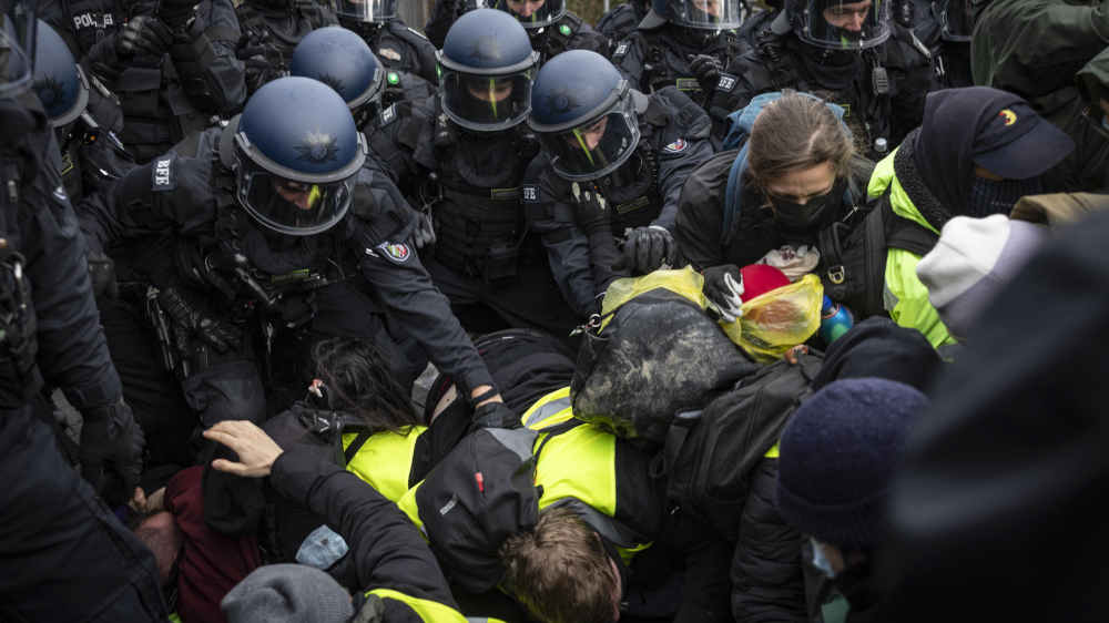 Gewalttätige Zusammenstöße von Gegendemonstranten und der Polizei überschatteten die Proteste gegen die neue AfD-Jugendorganisation in Gießen