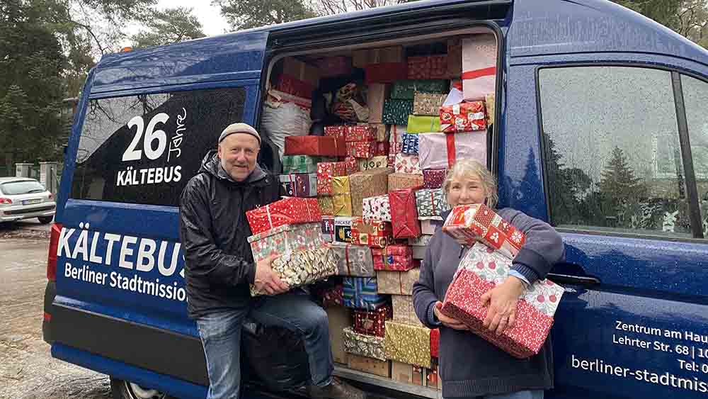 Ulrich Neugebauer (links) und seine Kollegin Karin Putzke laden Geschenke für die Weihnachtsfeier der Berliner Stadtmission aus