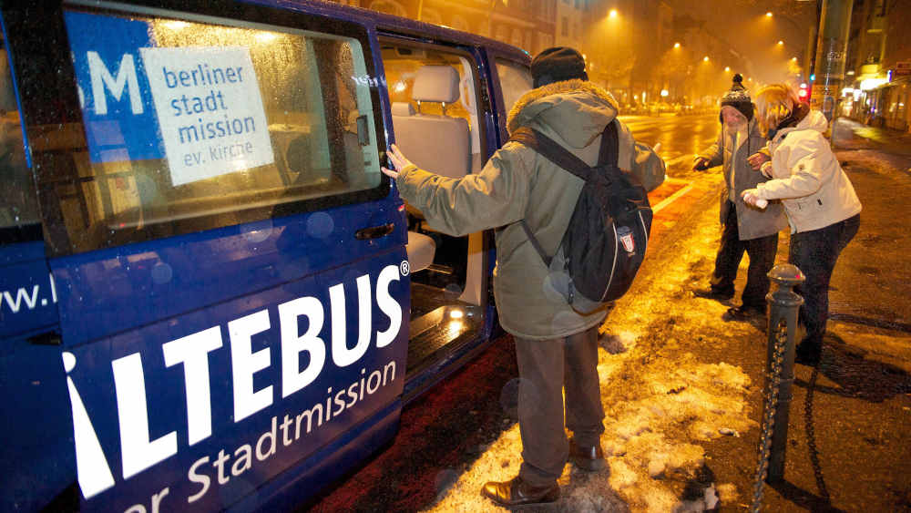 Brandanschläge auf Kältebusse der Berliner Stadtmission machen Hilfe für Obdachlose schwierig (Archivbild)