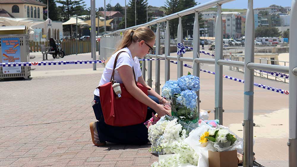 Nach dem Anschlag am Bondi Beach haben Menschen Blumen niedergelegt
