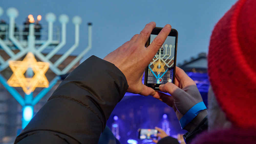 Chanukka beginnt: Kerzen erhellen dunkle Abende und symbolisieren Hoffnung