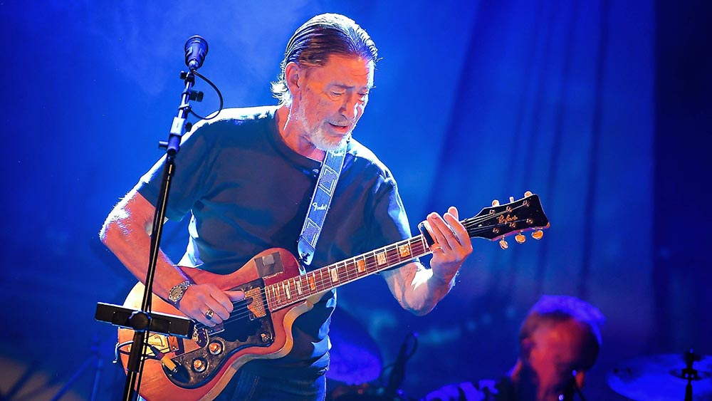 Seine klassische Pose: Chris Rea im Oktober 2017 bei einem Auftritt in Erfurt