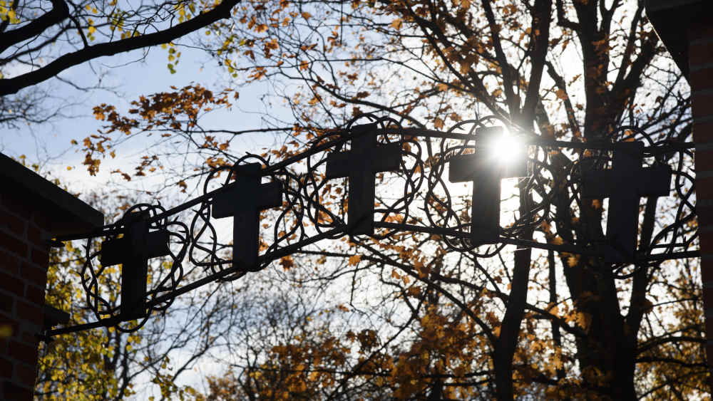 Feste Trauerorte wie Friedhöfe stärken Verbundenheit und helfen bei der Trauerbewältigung