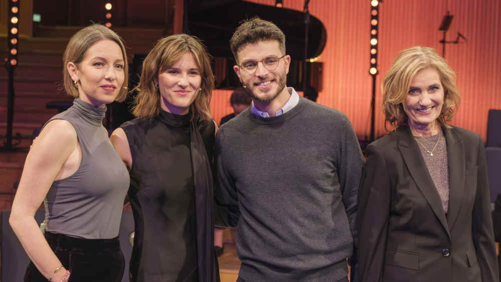 Preisträger beim Hanns-Joachim-Friedrichs-Preis in Köln: die Journalistinnen Katharina Willinger und Sophie von der Tann, Förderpreisträger Borhan Akid und Katja Gloger für Reporter ohne Grenzen (vlnr)