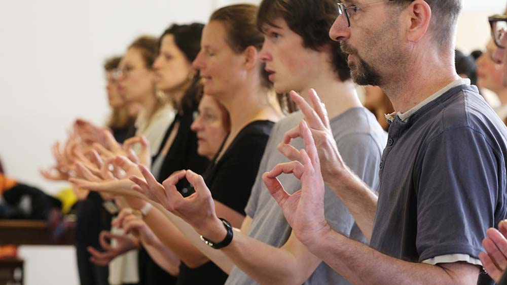 Ein Gebärdesprachenchor übersetzt Musik in Bewegung und macht gemeinsames Singen auch für gehörlose Menschen erlebbar (Archiv)