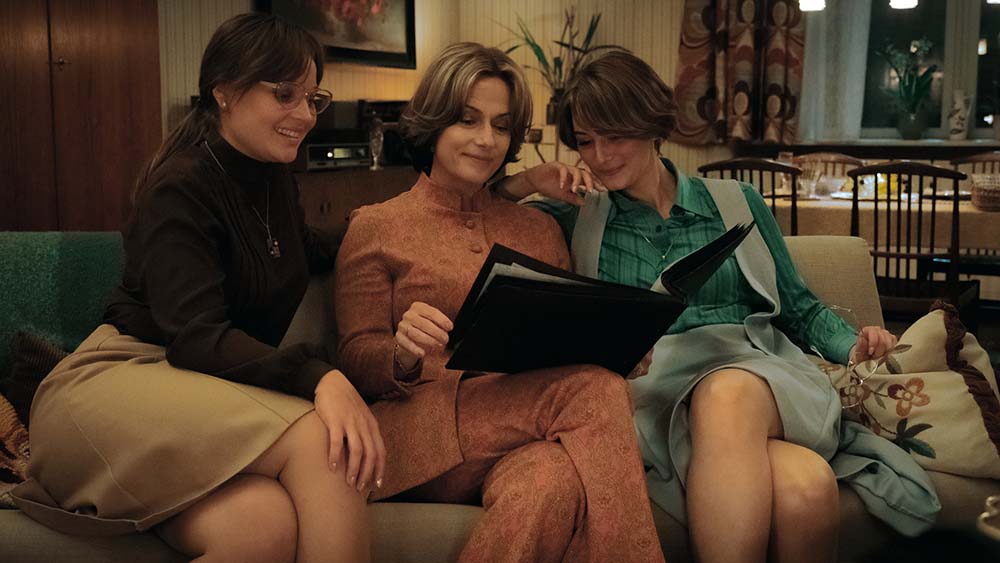 Sentimentale Stimmung im Wohnzimmer der Schöllack-Frauen. Monika Franck-Schöllack (Sonja Gerhardt, l.), Caterina Schöllack (Claudia Michelsen, 2.v.l.) und Helga von Boost (Maria Ehrich, r.) schwelgen in Erinnerungen mit einem Fotoalbum