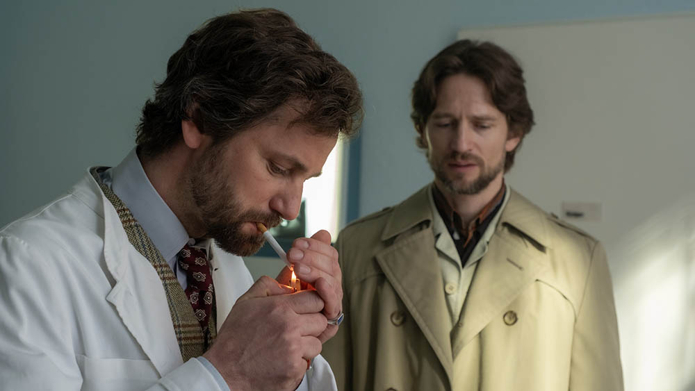 Dr. Hannes Mikusch (Florian Stetter, l.) und Wolfgang von Boost (August Wittgenstein, r.) sprechen über Alkoholsucht