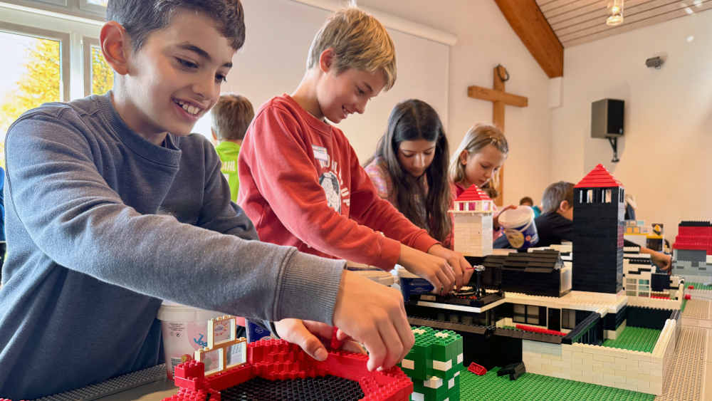 Kinder bauen in der Lego-Stadt in der Evangelischen Kirchengemeinde Malmsheim in Renningen