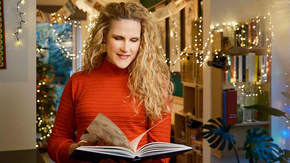 Lesend zur Ruhe kommen: Bücher wie dieser Weihnachtsband laden dazu ein, innezuhalten und der Botschaft von Frieden und Hoffnung Raum zu geben