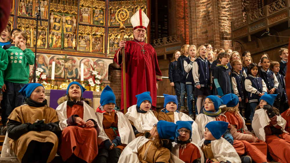 Hunderte Menschen beteiligen sich als Sänger und Statisten, wenn Nikolaus die Lüneburger Nicolai-Kirche besucht.