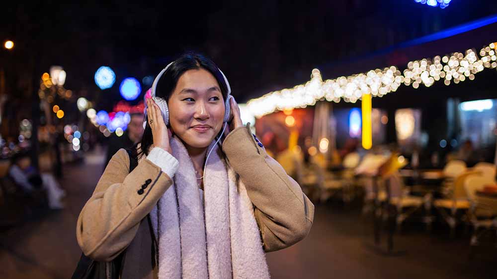 Mit Kopfhörern gegen den Weihnachtsdruck: Podcasts wie „Feuer & Brot“ bieten Raum für kritische Perspektiven auf das Fest der Liebe
