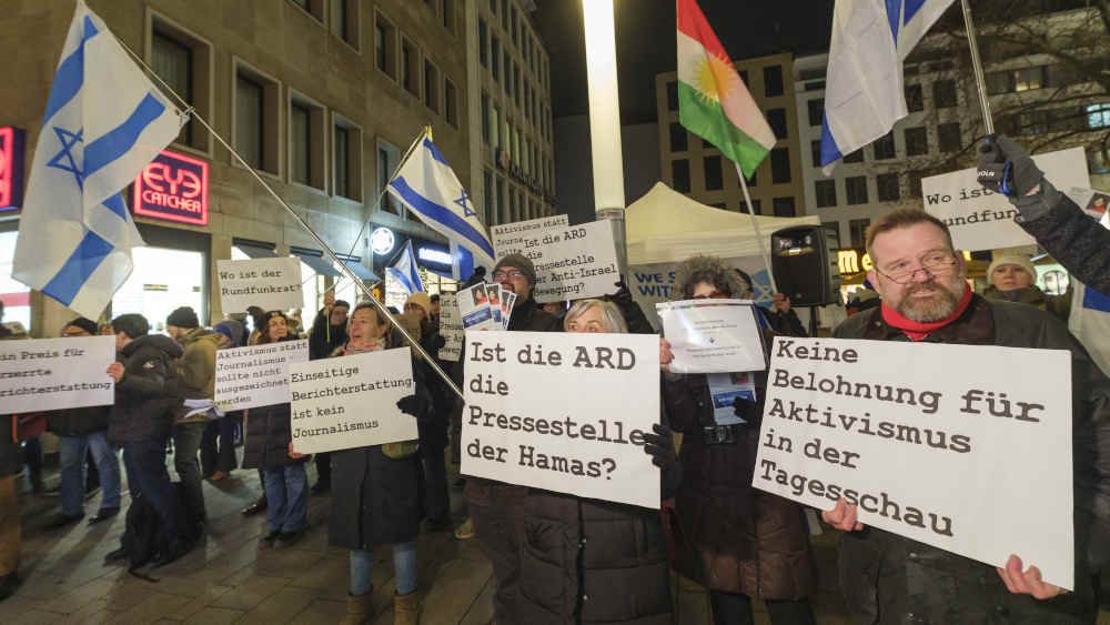 Proteste vor dem WDR Funkhaus in Köln gegen die Verleihung des Hanns-Joachim-Friedrichs-Preises an Sophie von der Tann