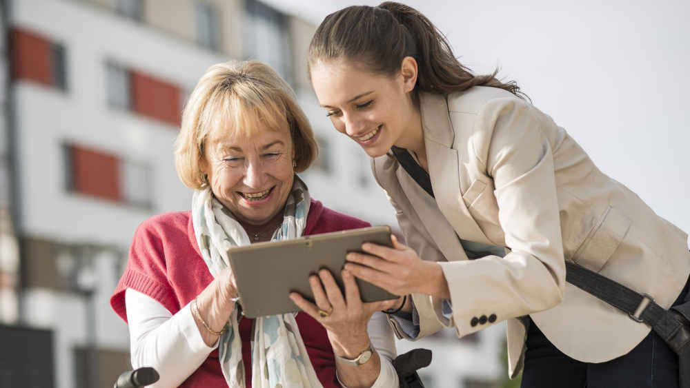 Digital-Lotsen unterstützen bei Internetfragen und fördern digitale Teilhabe für alle Altersgruppen (Symbolbild)