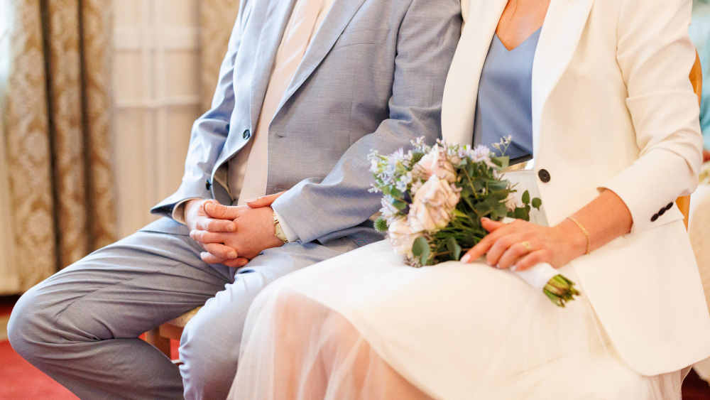 Immer weniger Paare heiraten kirchlich. Viele wählen heute freie Zeremonien oder das Standesamt