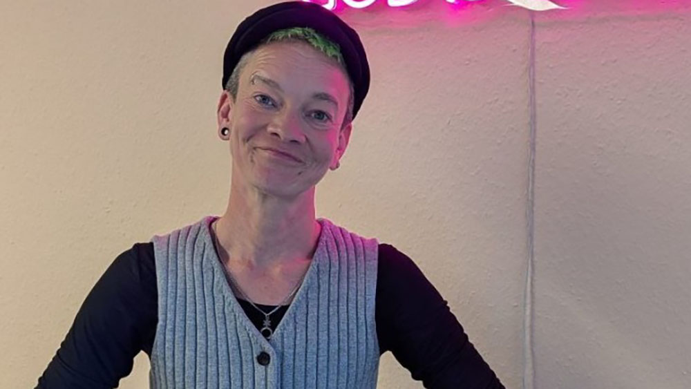 Tash Hilterscheid schreibt in einer Kolumne über queeres Leben