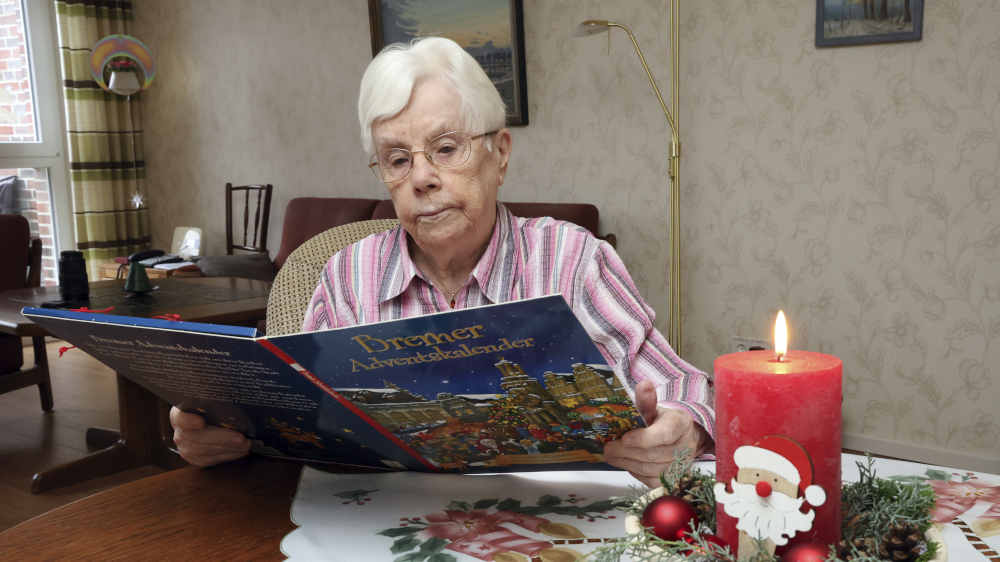 Die Bremerin Sigrid König liest in einem Adventskalender mit kleinen Geschichten, die sie und ihr Mann sich früher gegenseitig vorgelesen haben