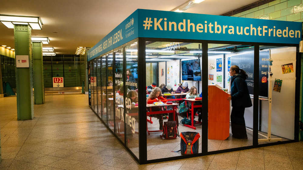  UNICEF Deutschland richtet mit Unterstützung der Berliner Verkehrsbetriebe (BVG) ein Klassenzimmer in der U-Bahn-Station Alexanderplatz in Berlin ein