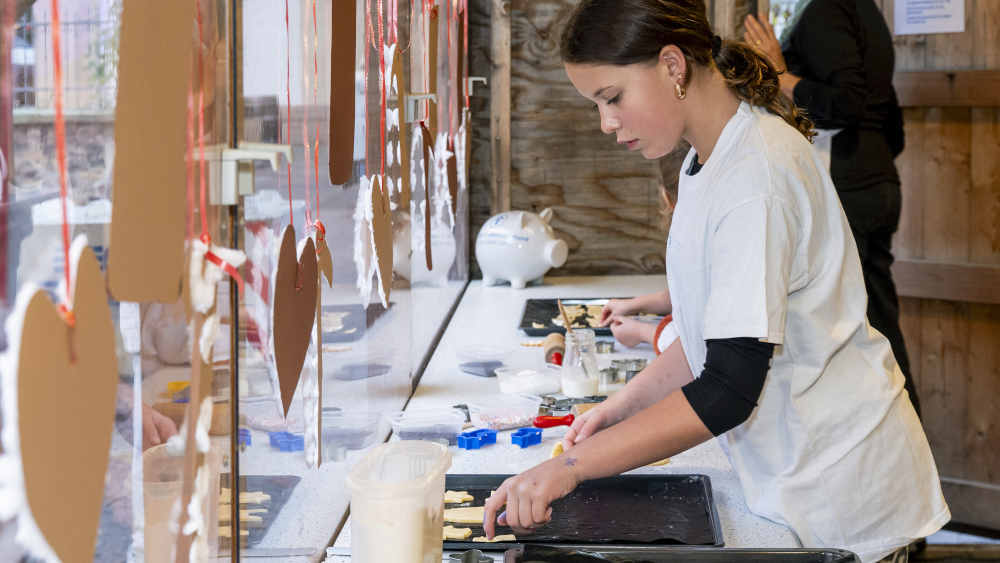 Ronja beim Plätzchenbacken in der Weihnachtsbäckerei auf dem Weihnachtsmarkt in Speyer 