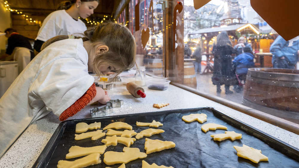 In der Weihnachtsbäckerei: Kinder backen auf dem Weihnachtsmarkt