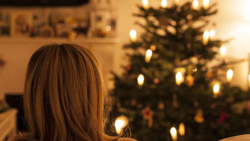 Wer lange Freude am seinem Weihnachtsbaum haben möchte, sollte ihn kontinuierlich wässern