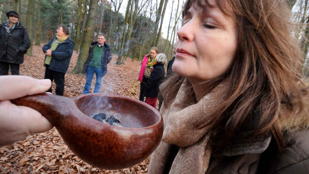 Schon früher war es üblich, Haus und Hof zwischen den Jahren gründlich mit Weihrauch zu räuchern