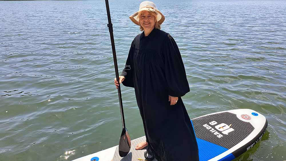 Eva-Maria Menard bei einem Tauffest in der Prignitz - im Einsatz auf dem Stand Up Paddle. 