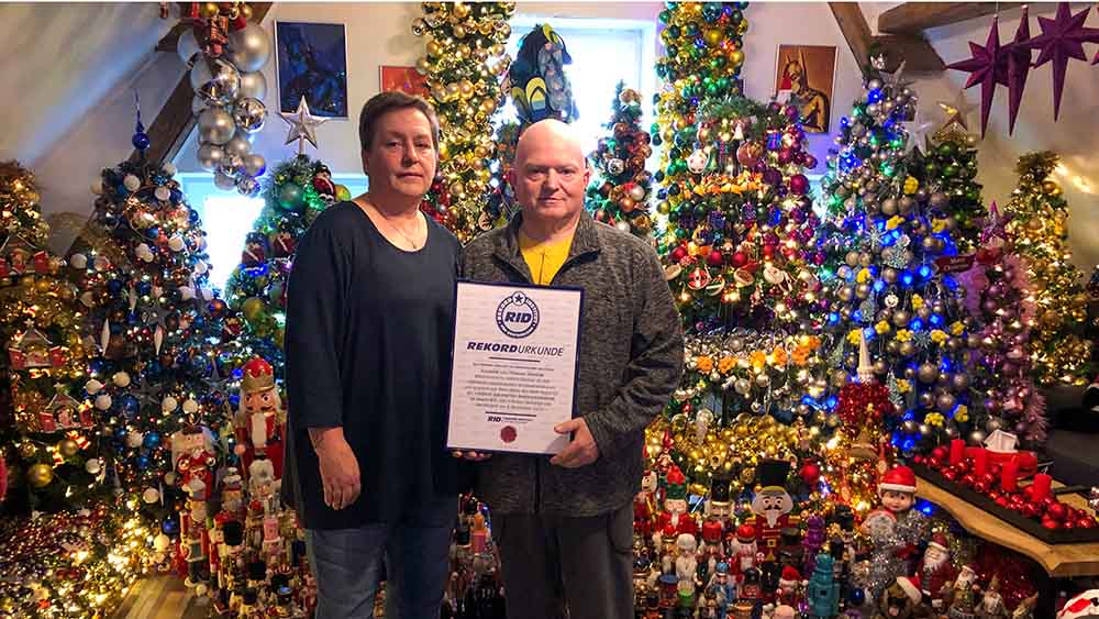 Weltrekord: Ehepaar schmückt 621 Weihnachtsbäume im Haus