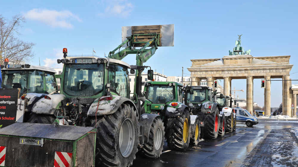 Tausende Bauern wollen zur Grünen Woche für eine bäuerliche, umwelt- und tiergerechte Landwirtschaft in Berlin demonstrieren (Archivbild)