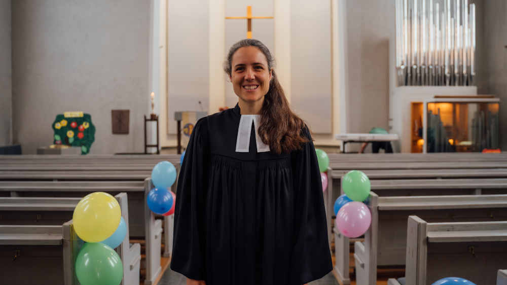 Image - Pfarrerin Katinka Billau: Mit Blindenstock auf der Kanzel