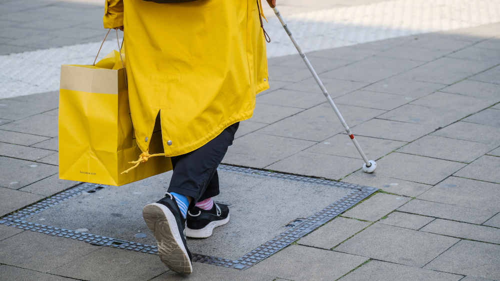 Gegen einen Blindenstock wehrte sich Pfarrerin Katinka Billau lange (Symbolbild)