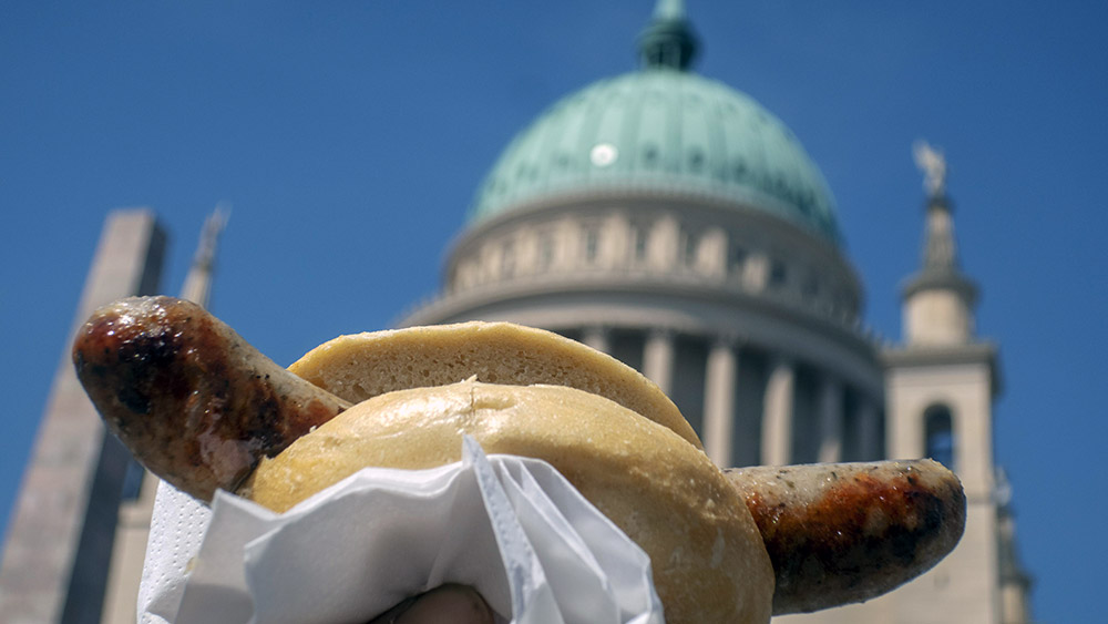 Auf eine Bratwurst verzichten Christinnen und Christen ungern, hier vor der Potsdamer Nikolaikirche