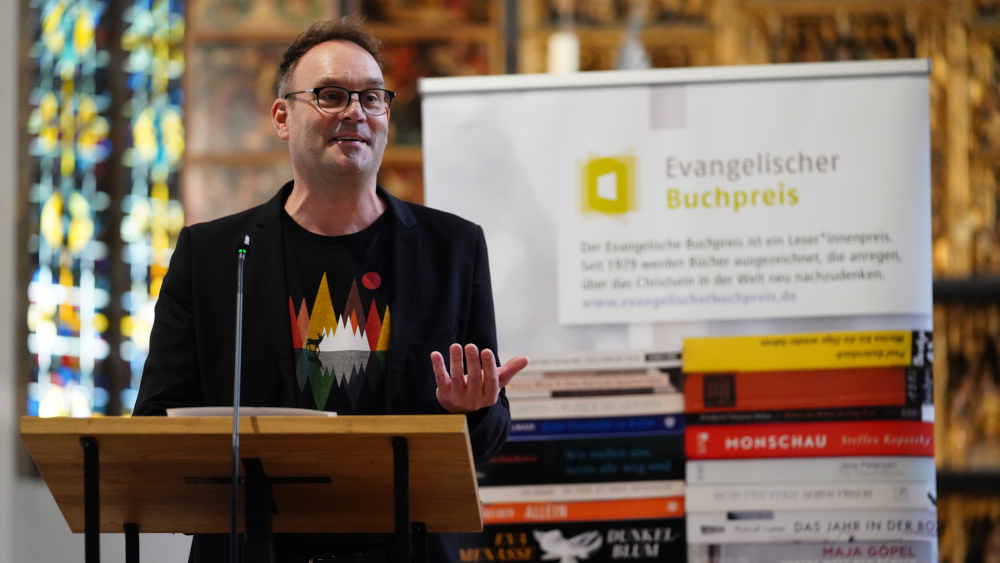 Autor, Satiriker und Verleger Volker Surmann erhielt den Evangelischen Buchpreis 2025 (Archivbild)