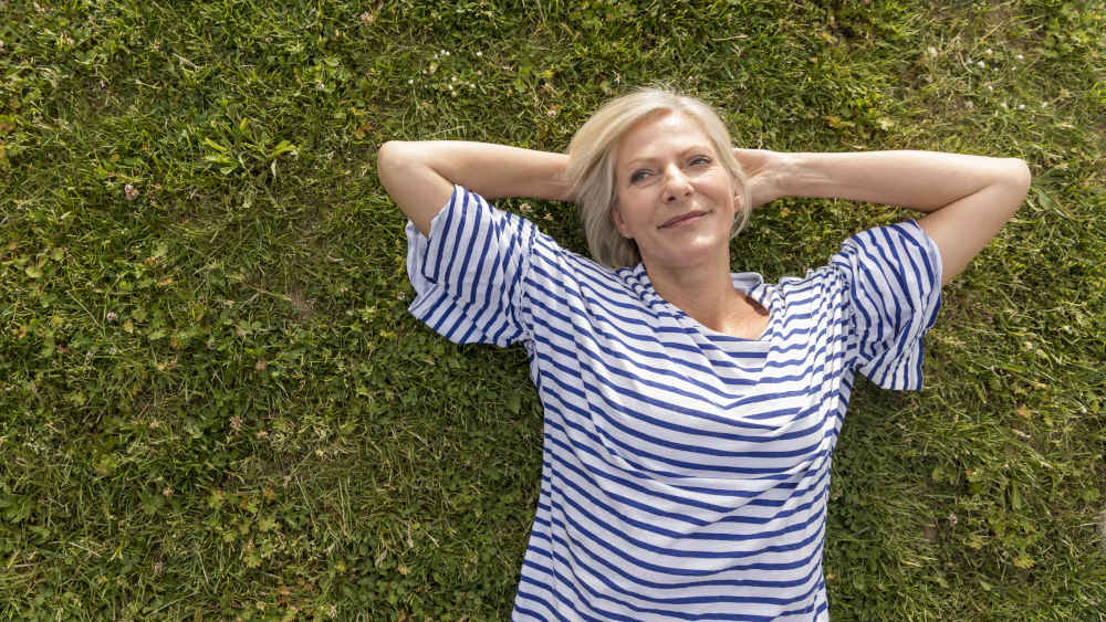 Wie Frauen durch Achtsamkeit, Bewegung und Sinn im Leben langsamer altern, erklärt die Ärztin Sandra Eifert (Symbolbild)
