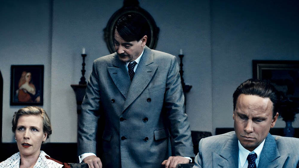 Adolf Hitler (Fritz Karl) interveniert bei den Eheleuten Magda (Franziska Weisz) und Josef Goebbels (Robert Stadlober)