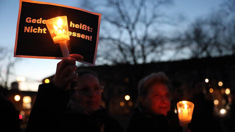 Teilnehmende einer Kerzenmahnwache erinnern symbolisch an die Opfer des Holocaust (Archiv)