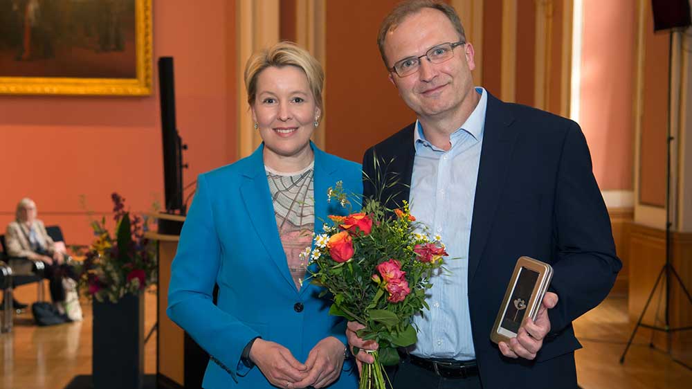 Jochen Springborn 2022 bei der Verleihung des Berliner Pflegebärs mit der damaligen Regierenden Bürgermeisterin von Berlin Franziska Giffey.