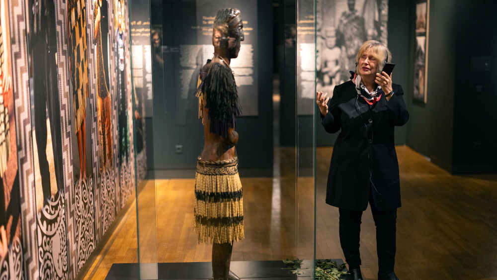 Kuratorin Hilke Thode-Arora vom Museum Fünf Kontinente in München mit Headset und Mobiltelefon