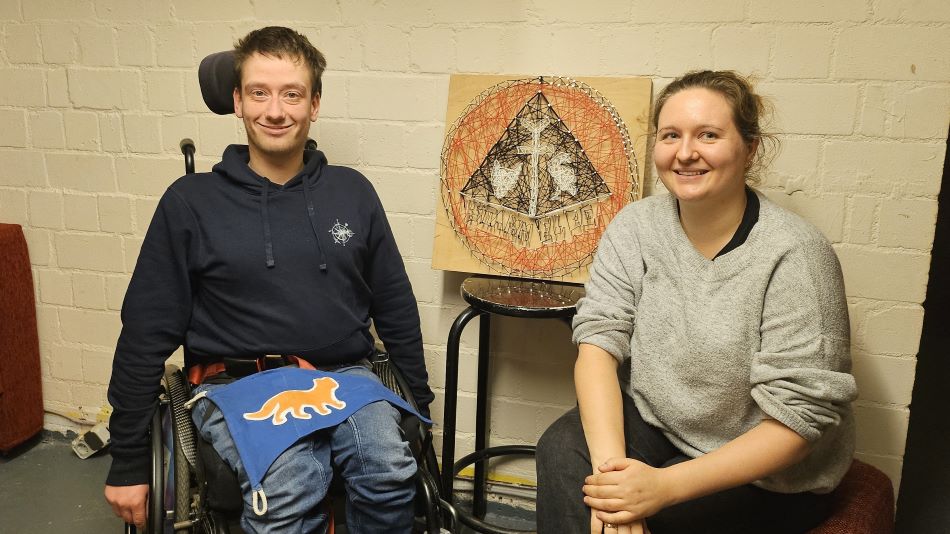 Lion Broschat ist Pfadfinder und leitet zusammen mit Diakonin Christin Lührs eine Gruppe in der Christuskirchengemeinde Othmarschen