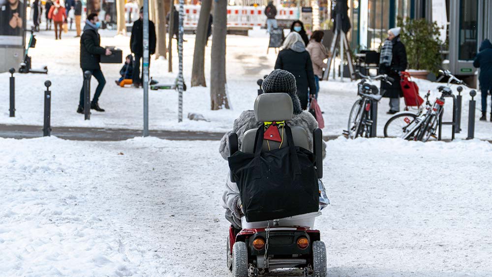 Rollstuhlfahrer haben es schwer bei Schnee und Eis