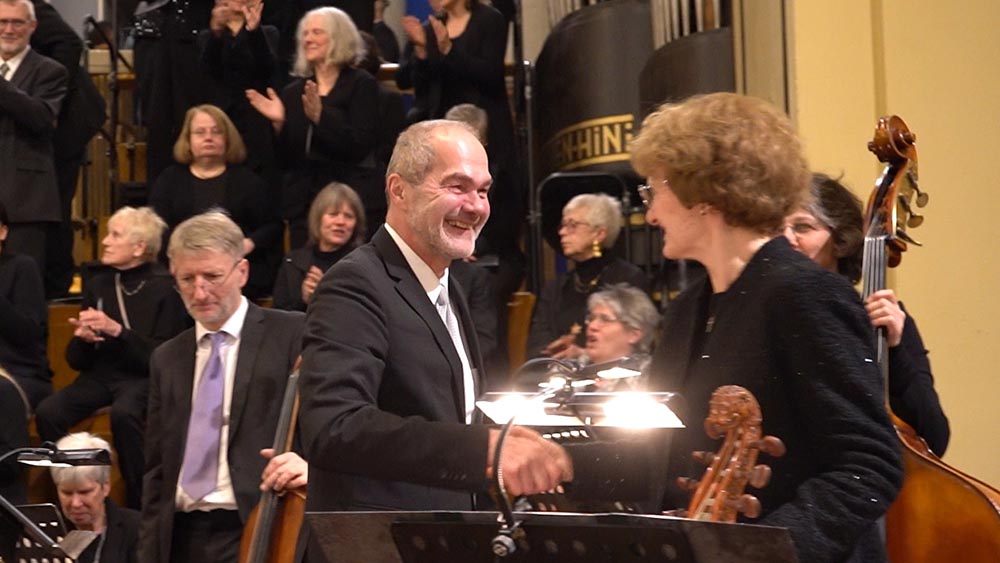Reinhard Seeliger bedankt sich nach dem Abschiedskonzert bei den Musikerinnen und Musikern des Ensembles