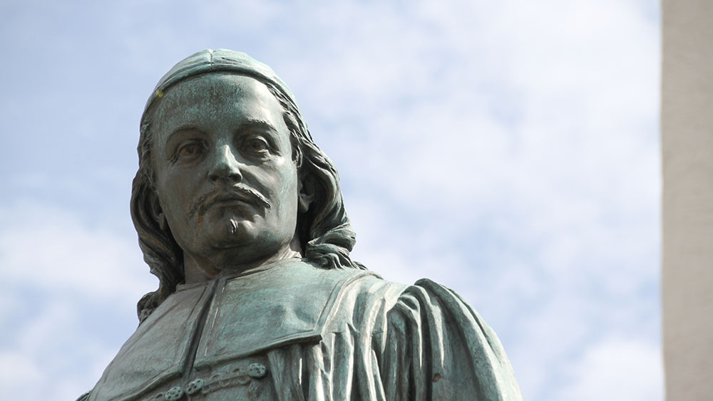 Das Paul-Gerhardt-Denkmal vor der gleichnamigen Kirche in Lübben stammt aus dem Jahr 1907. Die Kirche hatte 1930 ihren Namen erhalten