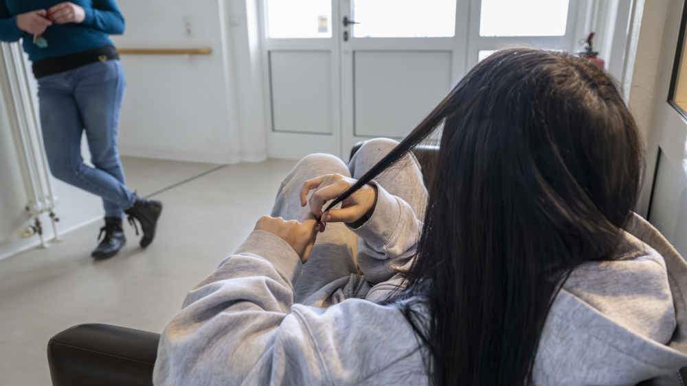 Die 17-jährige "Hannah" (re., Name gendert) lebt in einer Wohngruppe der Arbeiterwohlfahrt in Braunschweig