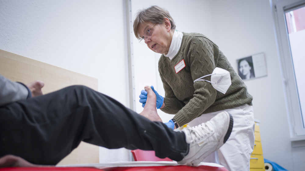 Ärztin und Nonne Maria Goetzens hilft in der Caritas-Straßenambulanz Menschen ohne Versicherung