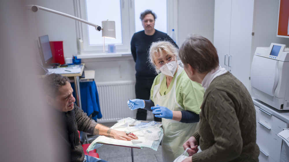 In der Elisabeth-Straßenambulanz Frankfurt erleben Hilfsbedürftige Fürsorge, medizinische Hilfe und christliche Nächstenliebe im Alltag