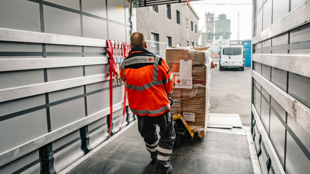 DRK-Mitarbeiter in Frankfurt beim Beladen einer Spende für die Ukraine